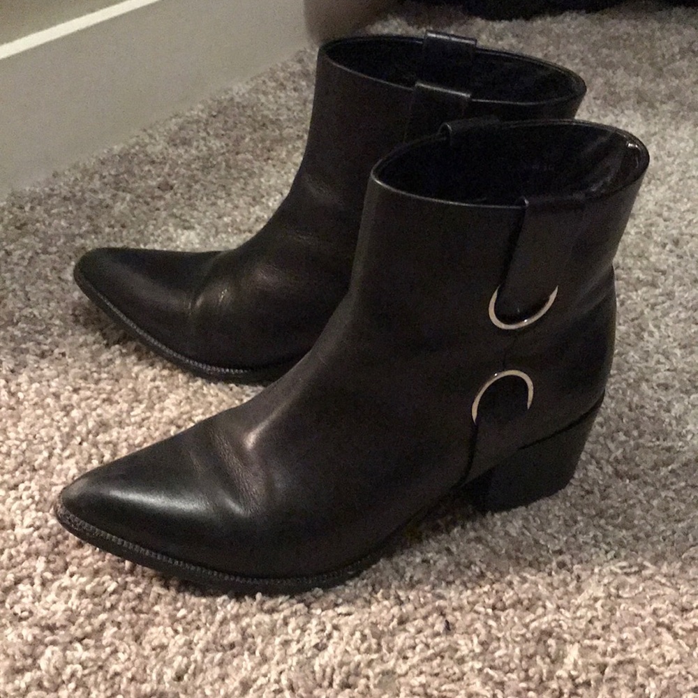 Black boots,